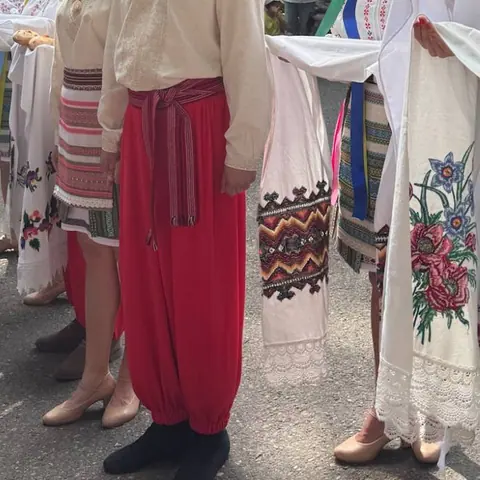 Weite rote Hosen mit gewebtem rotem Gürtel