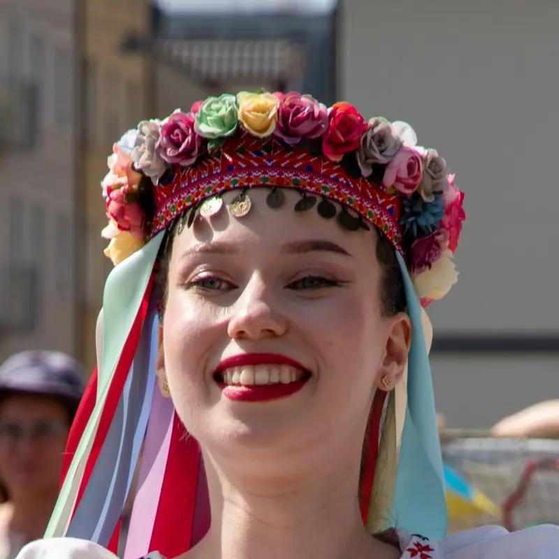 Blumenkranz mit bunten Bändern