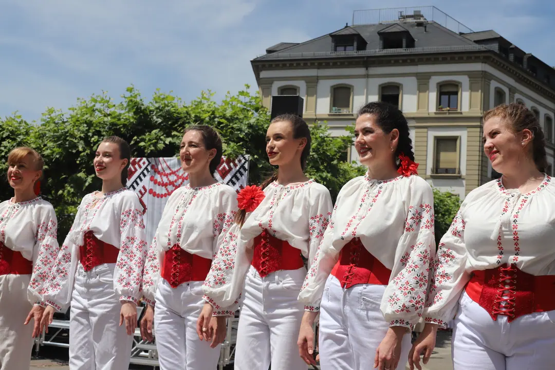 Tänzerinnen in Weiss und Rot in einer Reihe auf der Bühne